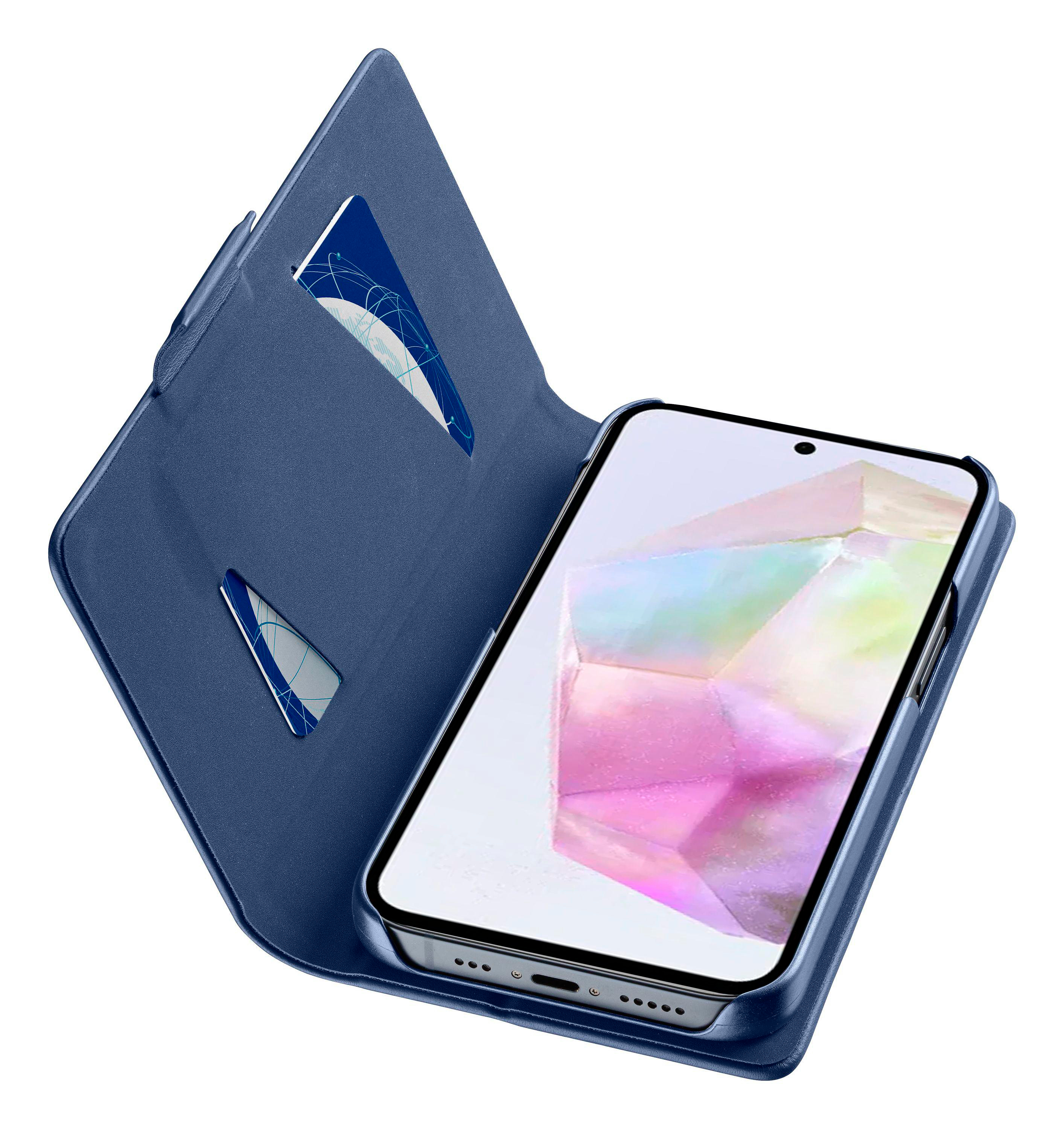 Blaue Handyhülle, offen, mit einem Handy darin. Telefon zeigt abstraktes, farbenfrohes Bild.