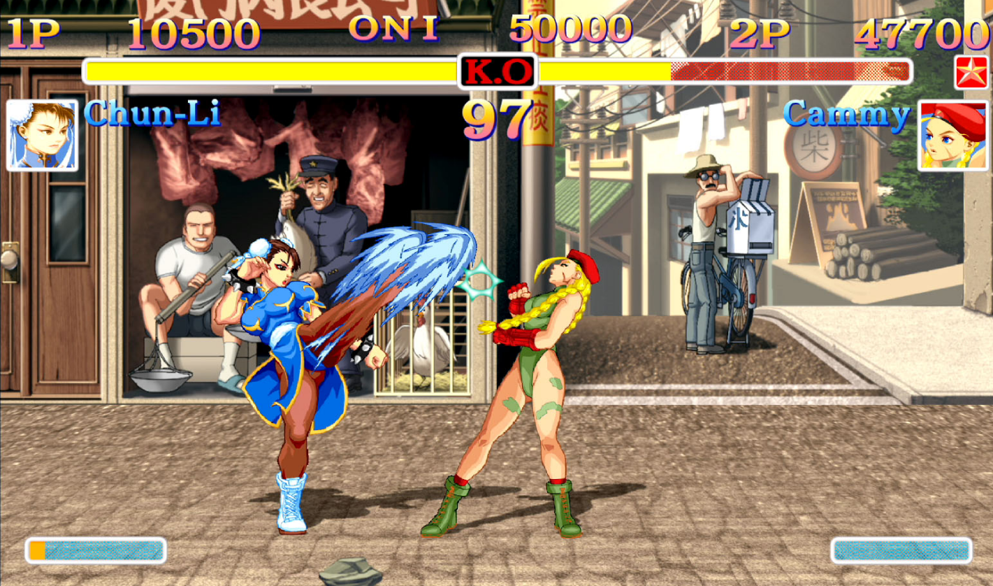 Chun-Li tritt Cammy in einem Street Fighter II-Match. Zuschauer beobachten es in einer Straßenkulisse.