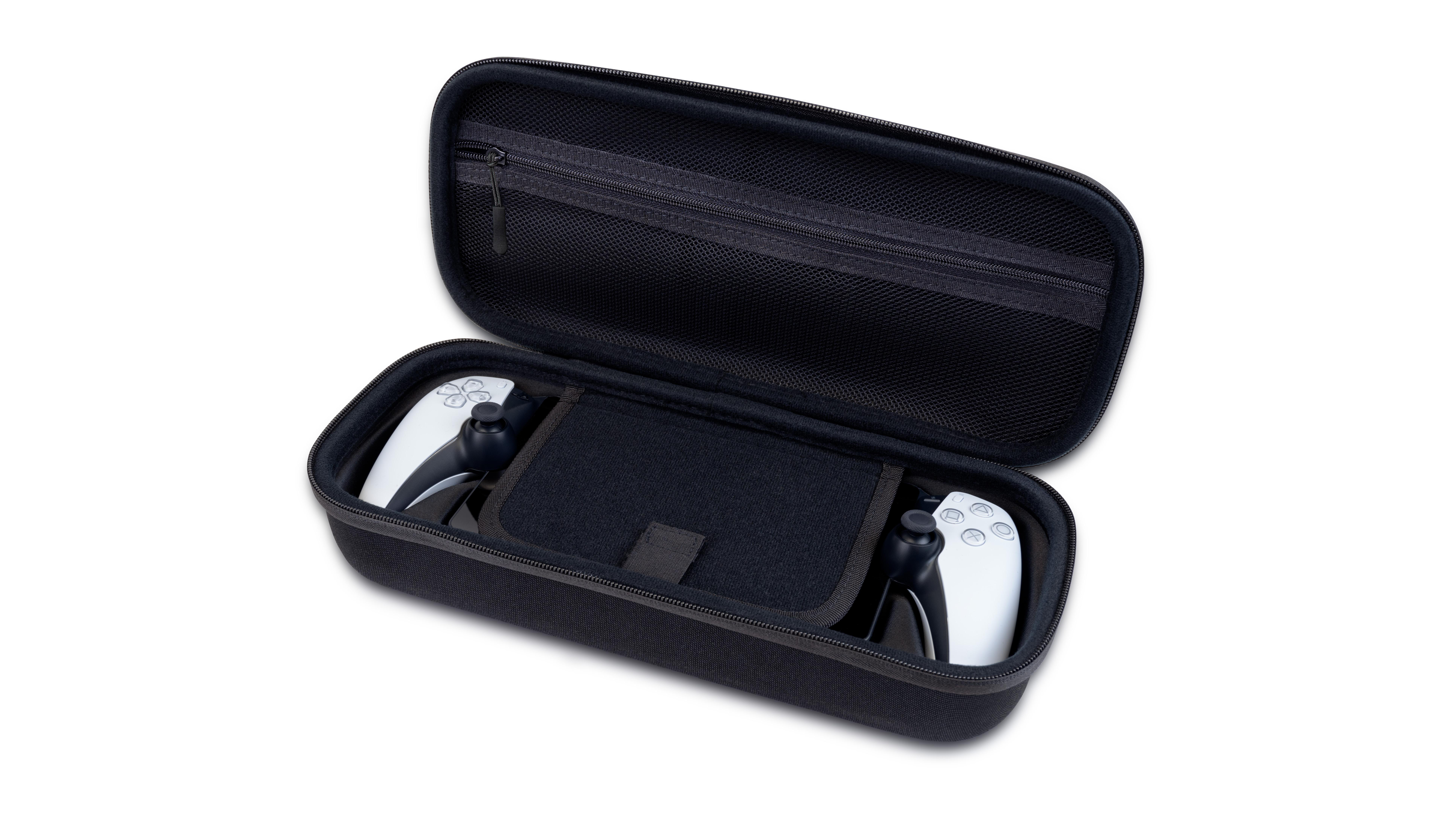 Schwarzes Etui mit zwei weißen PS5-Controllern, Reißverschluss, weißer Hintergrund.