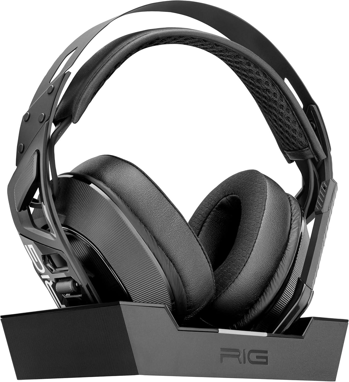 Schwarzes Gaming-Headset auf einem schwarzen Ständer. Das Headset hat große Ohrmuscheln und ein Mikrofon.