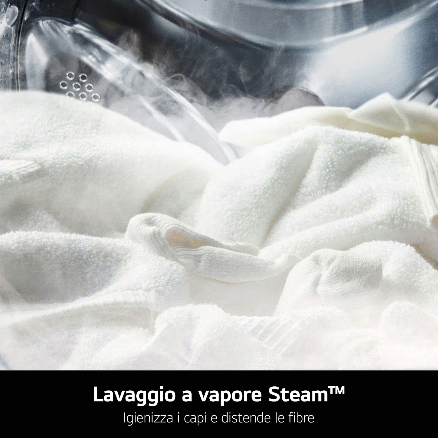 Asciugamani bianchi che fumano dentro una lavatrice. Testo in italiano sui benefici del lavaggio a vapore.