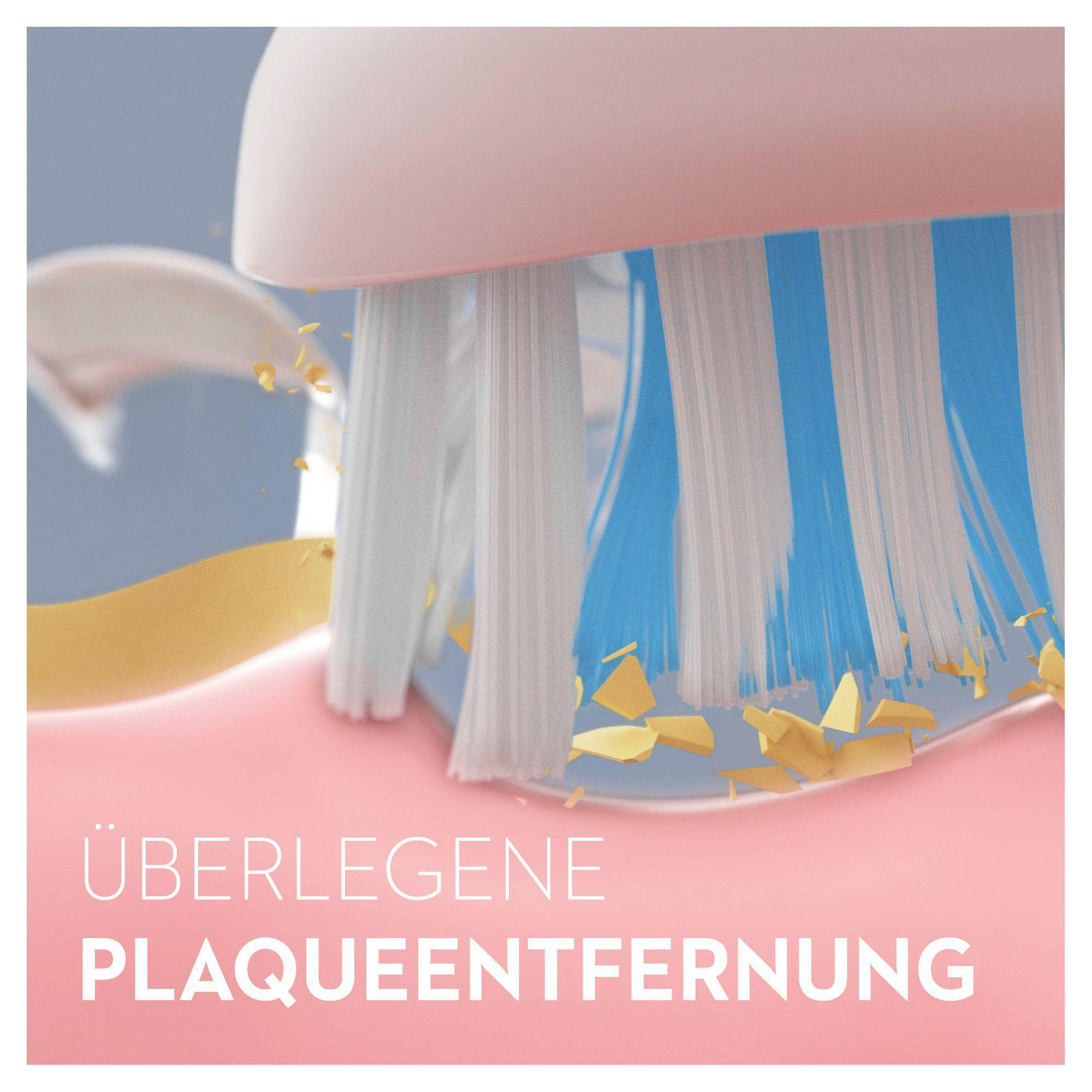 Nahaufnahme einer Zahnbürste, die Zähne putzt, mit blauen und weißen Borsten. Text: Überlegene Plaqueentfernung.