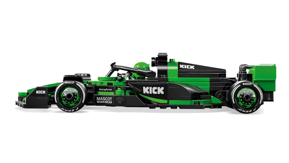 Zielony i czarny samochodzik wyścigowy z KICK i innymi logotypami na czarnym tle.