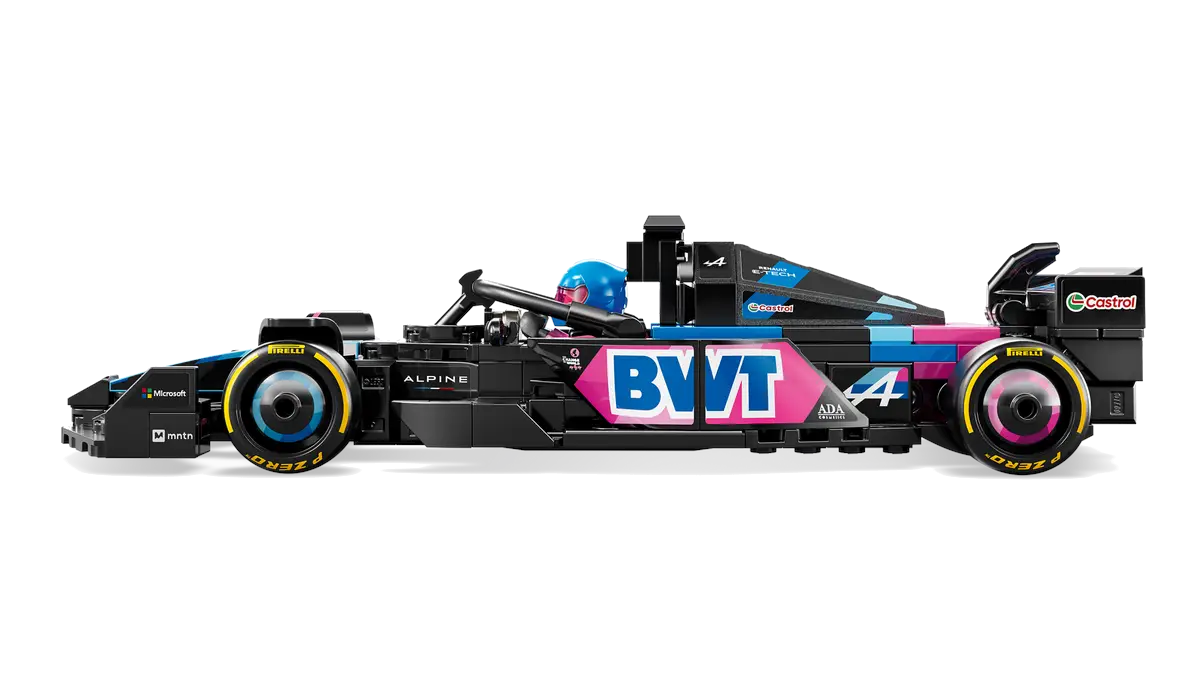 Widok z boku czarnego i różowego samochodu wyścigowego Lego ze sponsorami i kierowcą w niebieskim kasku.