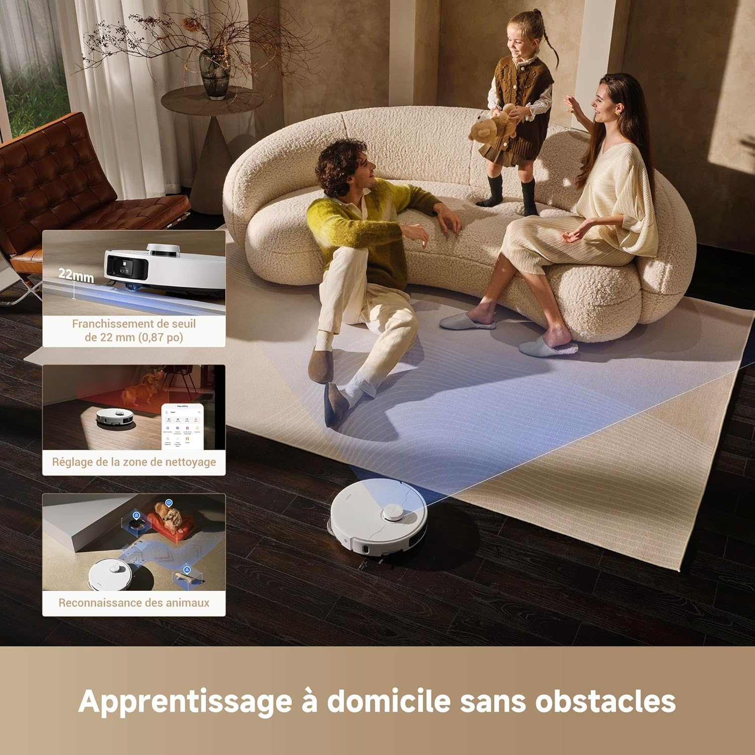 Une famille dans un salon avec un aspirateur robot, un projecteur et un canapé.