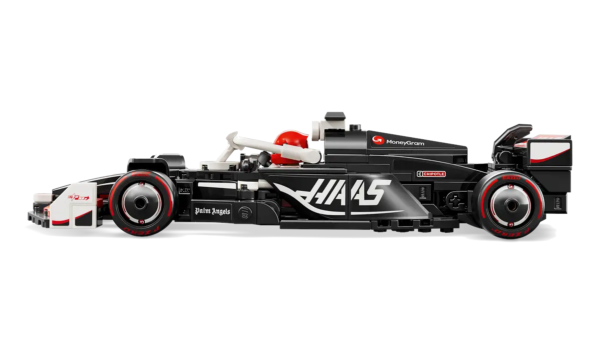 Czarno-biały samochód wyścigowy Lego. Ma logo sponsorów i czerwone koła. Tło jest czarne.