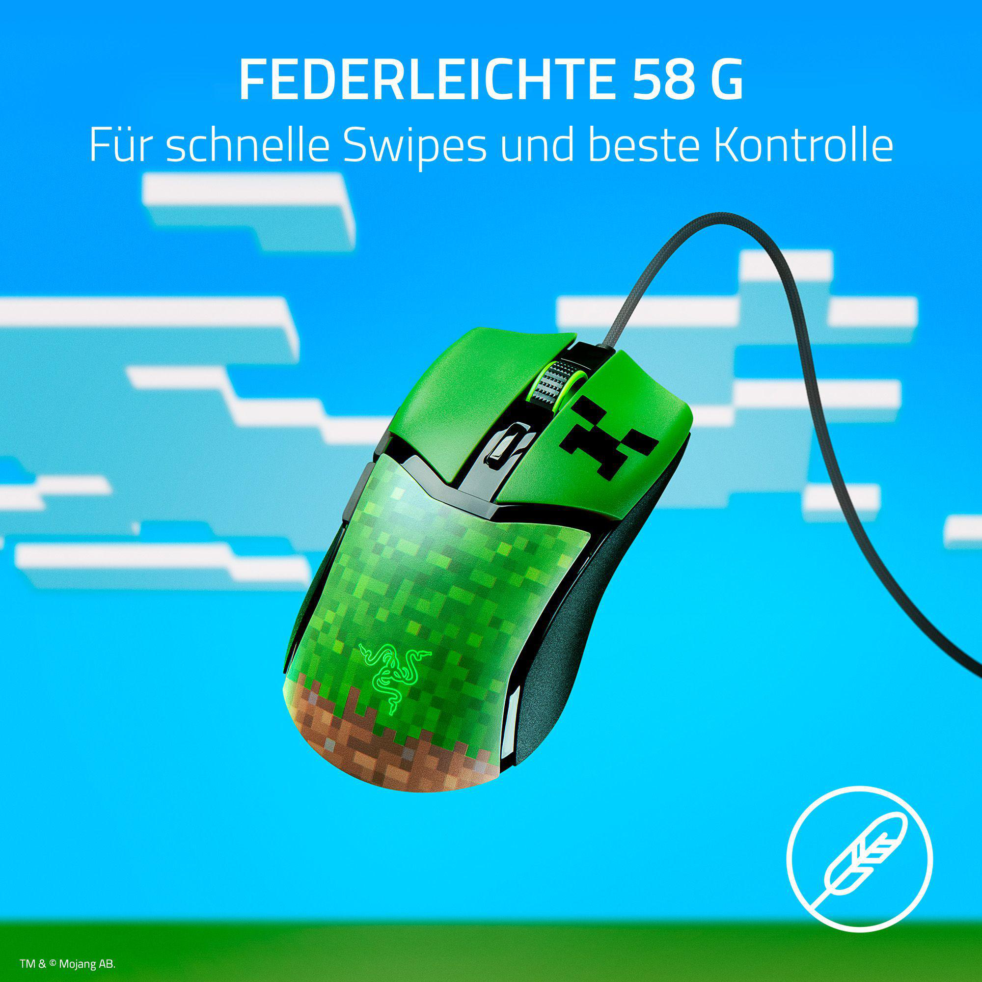 Eine grün-schwarze Gaming-Maus mit pixeligem Design vor blauem Himmel.