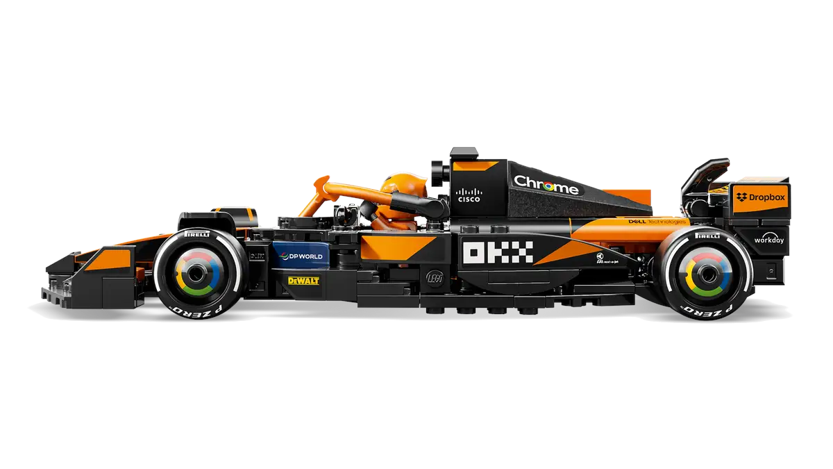 Model Lego bolidu Formuły 1 w kolorze czarnym i pomarańczowym, z logo sponsorów i oponami Pirelli.