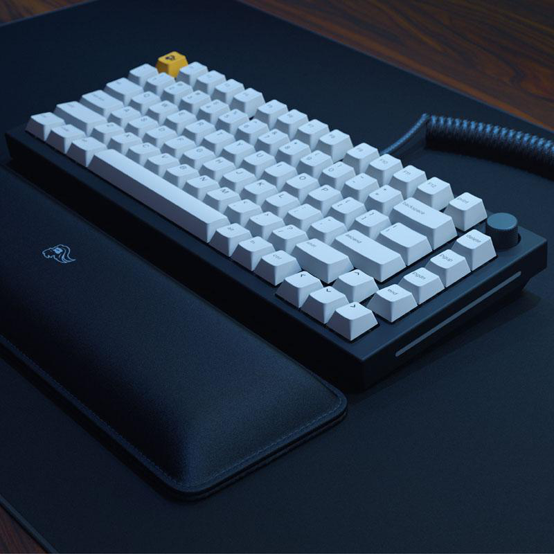 Eine schwarze mechanische Tastatur mit weißen Tastenkappen, Handgelenkstütze und Lautstärkeregler.