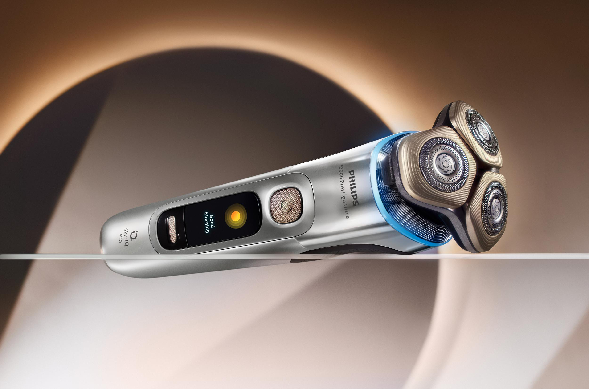 Nahaufnahme eines Philips-Rasierers auf Glasoberfläche.