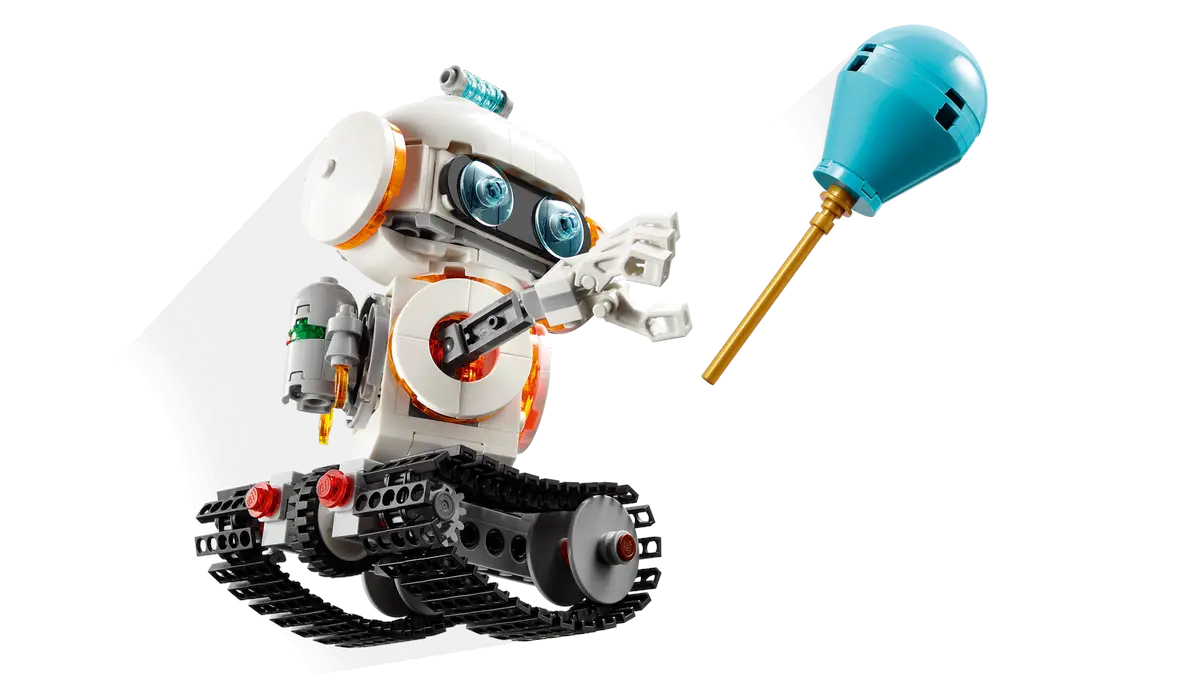 Zabawka robota Lego z niebieskim balonem i żółtym kijem.