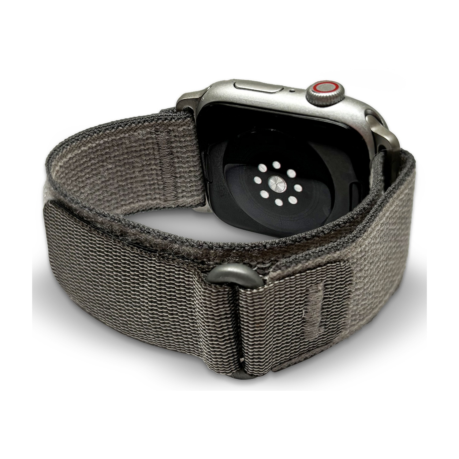 Apple Watch argentato con cinturino grigio, vista angolata. Il retro mostra i sensori di frequenza cardiaca.