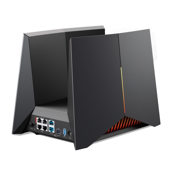 Schwarzer Router mit abgewinkelten Seiten, mehreren Anschlüssen und orangefarbenen und roten Lichtakzenten auf weißem Hintergrund.