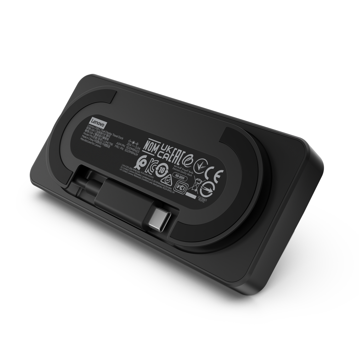 Zwarte Lenovo reisdock. USB-C poort, diverse labels, schuine weergave, donkere achtergrond.
