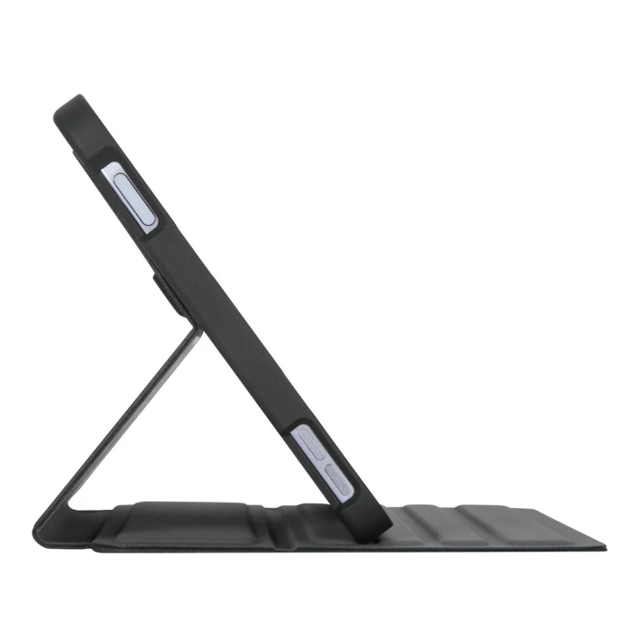 Siyah bir tablet kılıfı bir stand ile destekleniyor. Kılıf açık, içini gösteriyor. Yan tarafta düğmeler görünür.