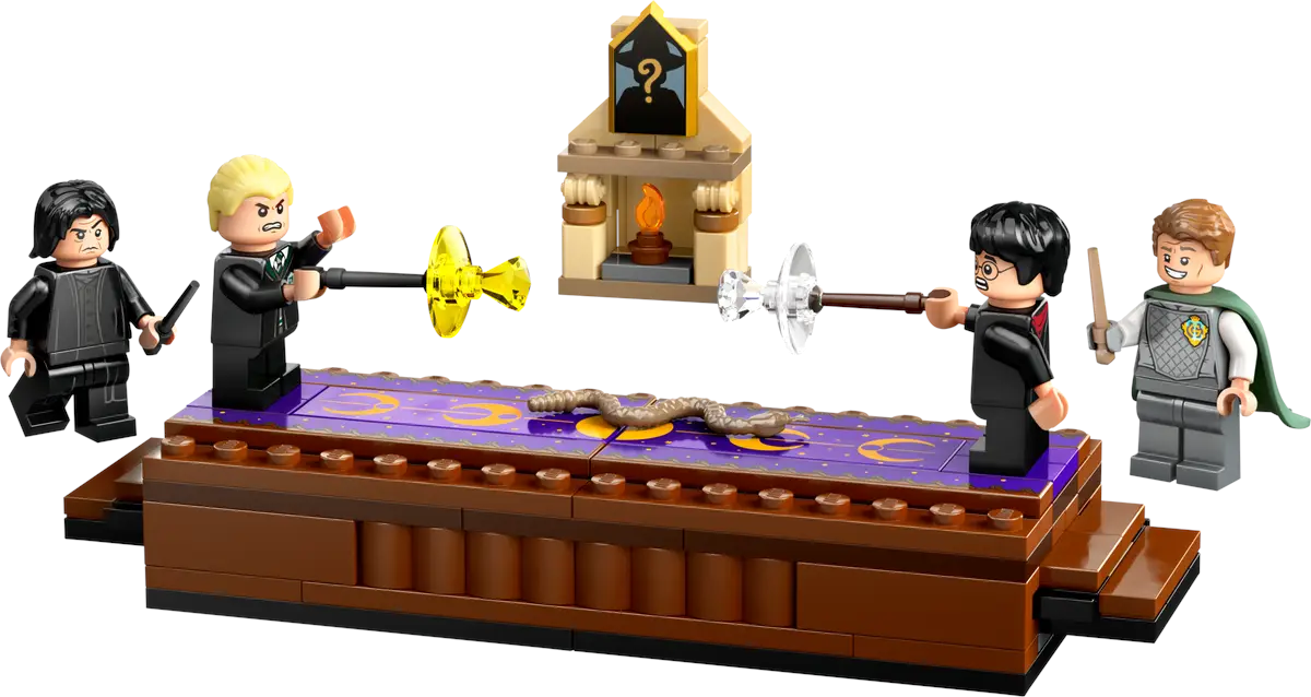 Zestaw LEGO Harry Potter z czterema minifigurkami, sceną i konstrukcją ze znakiem zapytania.