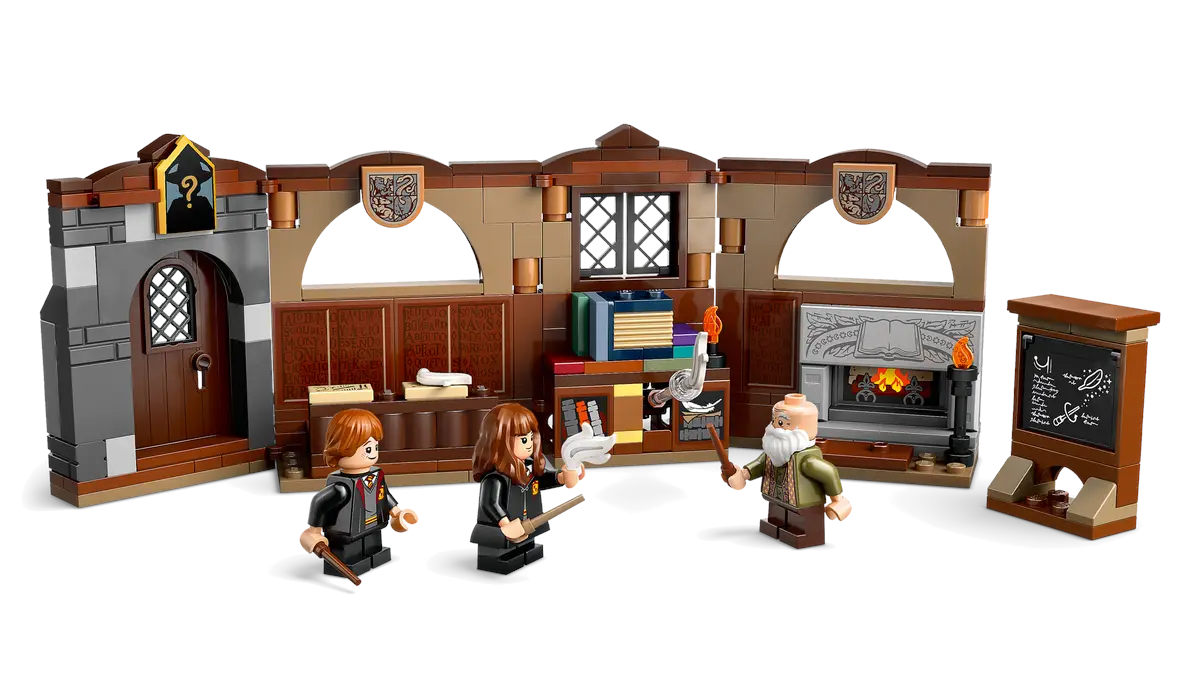 Zestaw LEGO Harry Potter z figurkami, sceną klasy i rekwizytami na białym tle.