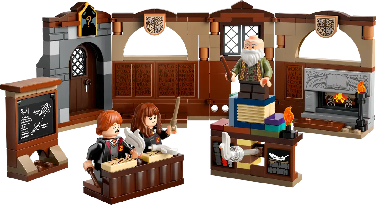 Srebrny ekspres do kawy z młynkiem do ziaren.