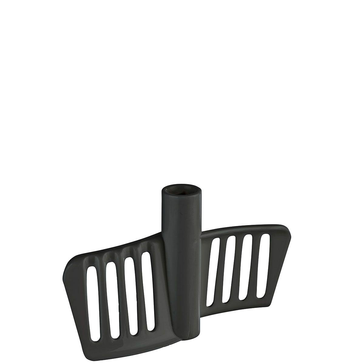 Dunkelgraues Küchenmaschinenmesser. Das Messer hat einen zentralen Schaft mit vier flossenartigen Erweiterungen.