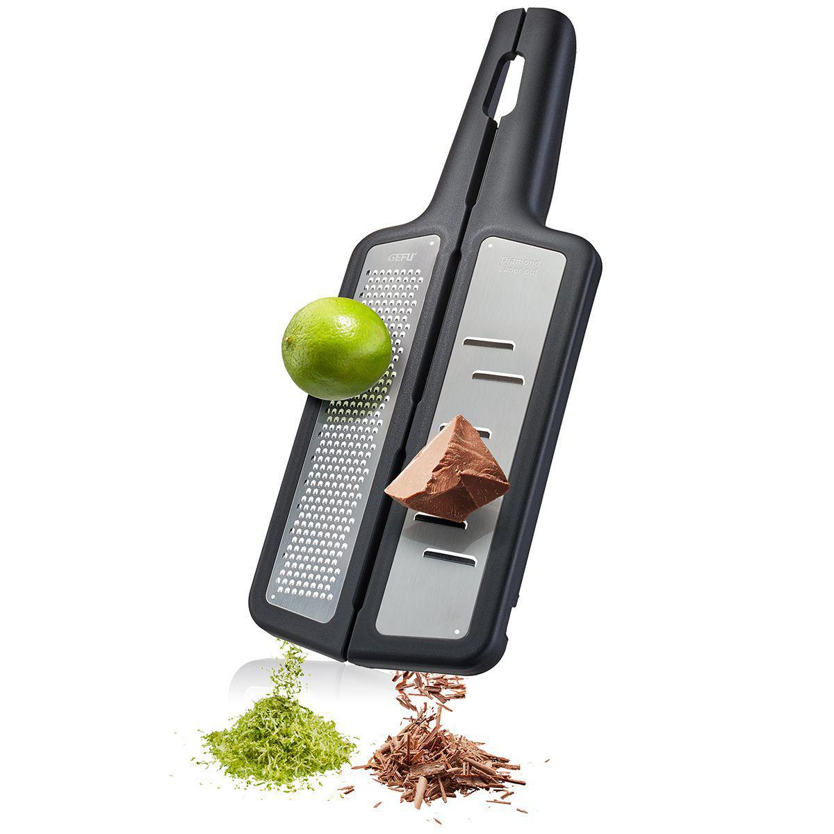 Reibe mit Limette und Schokolade. Zeigt Reibe, Limette, Schokolade und Raspel.