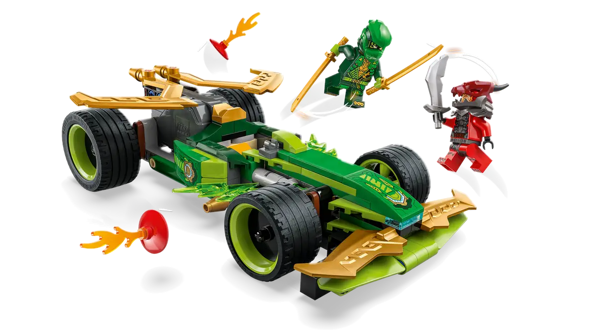 Zielony zabawkowy samochód wyścigowy z figurkami Lego. Dwóch ninja i czerwona opancerzona postać latają.