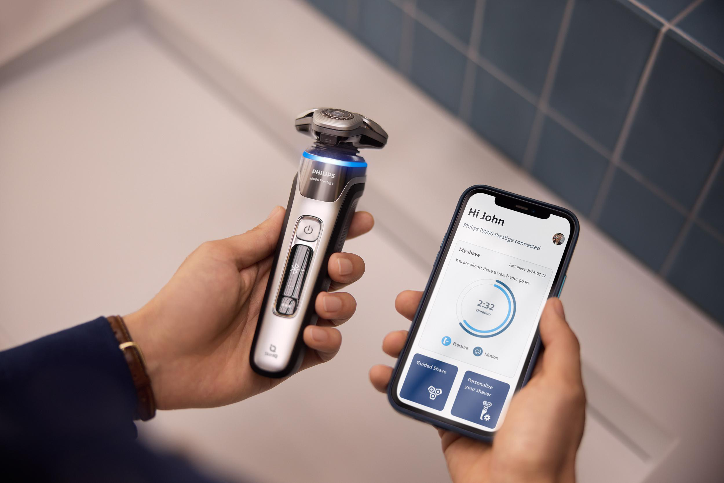 Mann hält Philips Rasierer und Handy mit App-Anzeige.