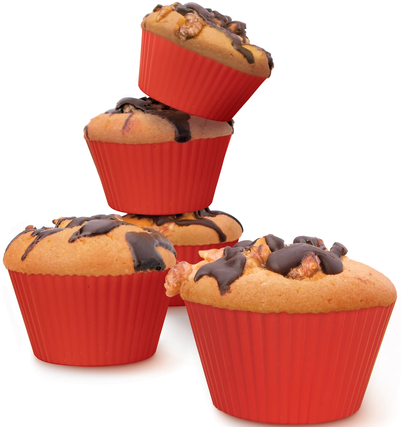 Cupcakes in roten Haltern mit Schokolade und Nüssen.