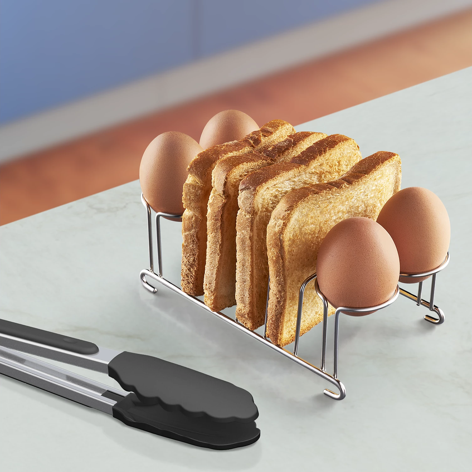 Ein Metallständer mit Toastbrot und Eiern. Schwarze Zangen sind im Vordergrund.