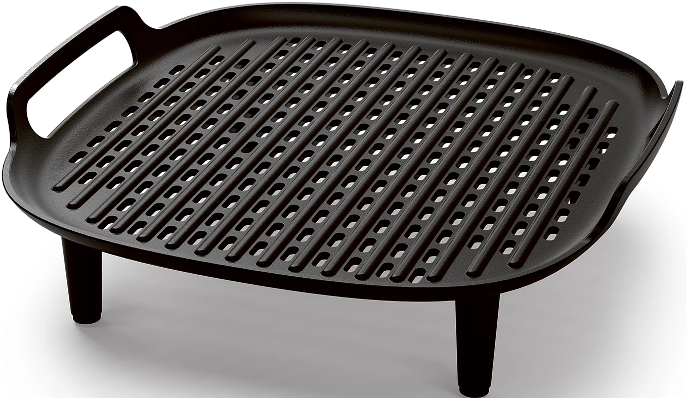 Schwarze Grillpfanne mit Griff und Beinen, auf weißem Hintergrund. Der Grill hat Schlitze.