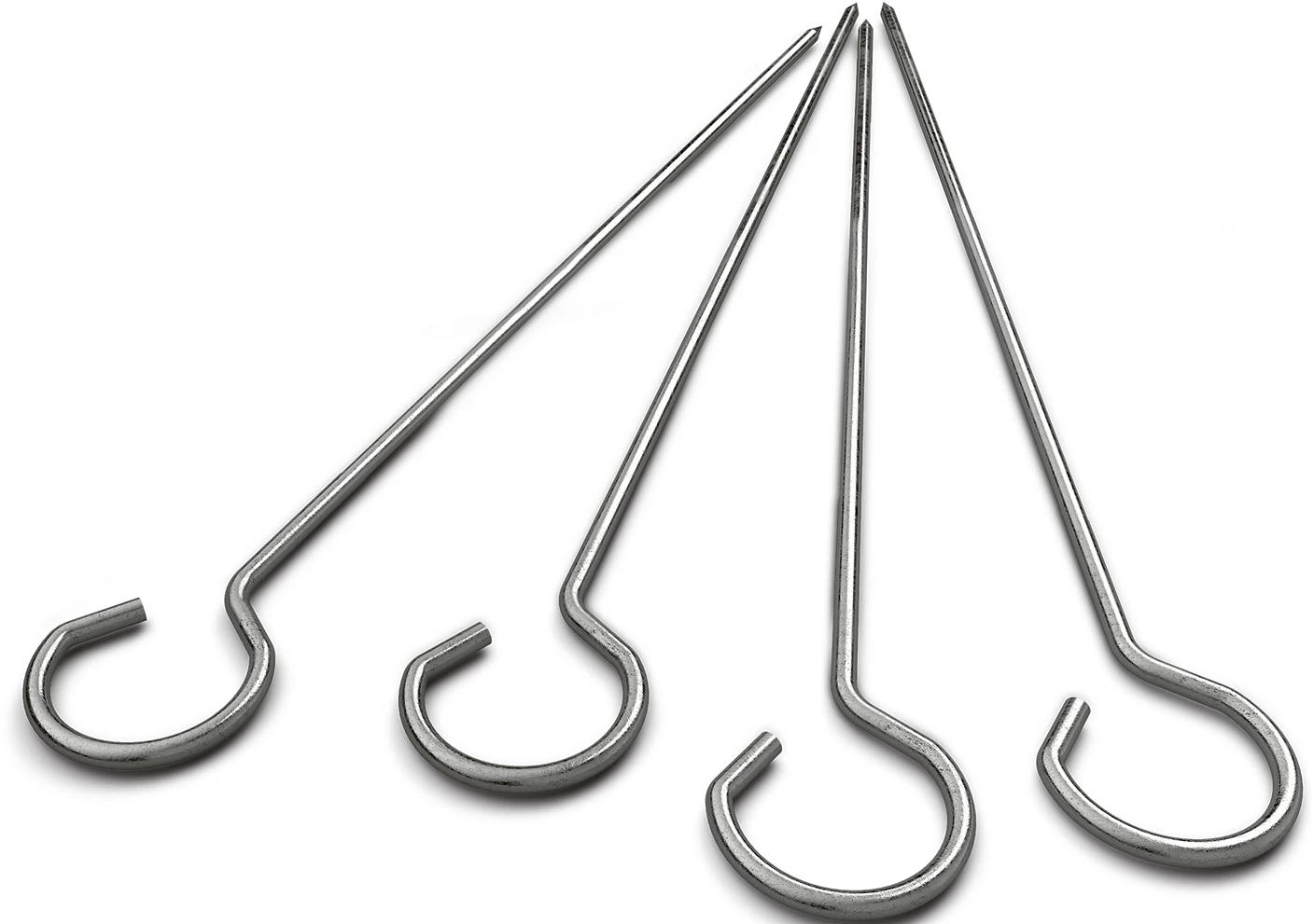 Vier Metallspieße mit Schlaufengriffen auf weißem Untergrund.
