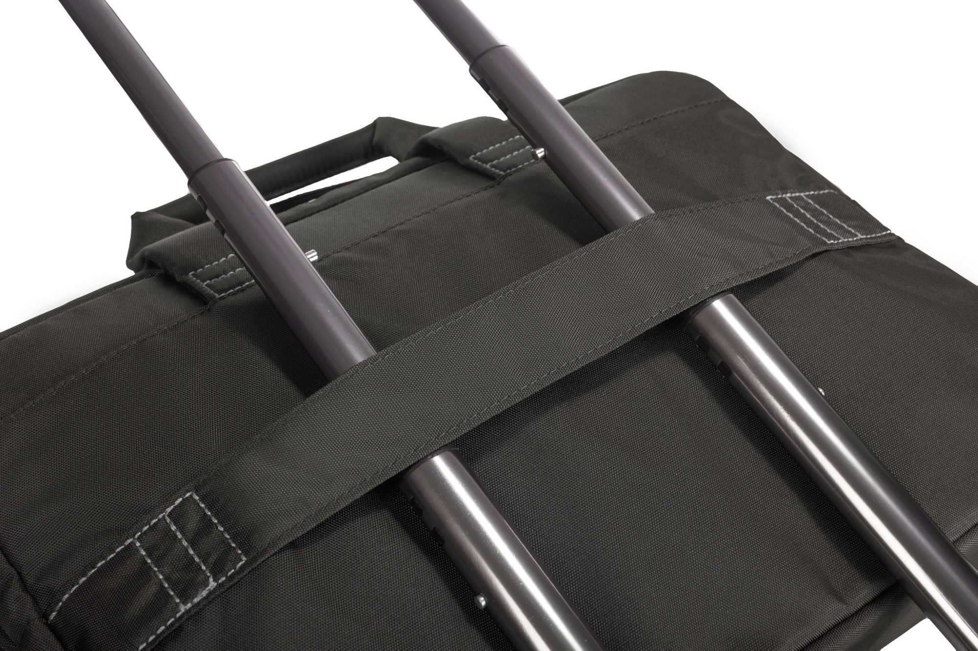 Zbliżenie czarnej walizki ze srebrnymi uchwytami. Pasek zabezpiecza uchwyty, widoczne białe szwy.