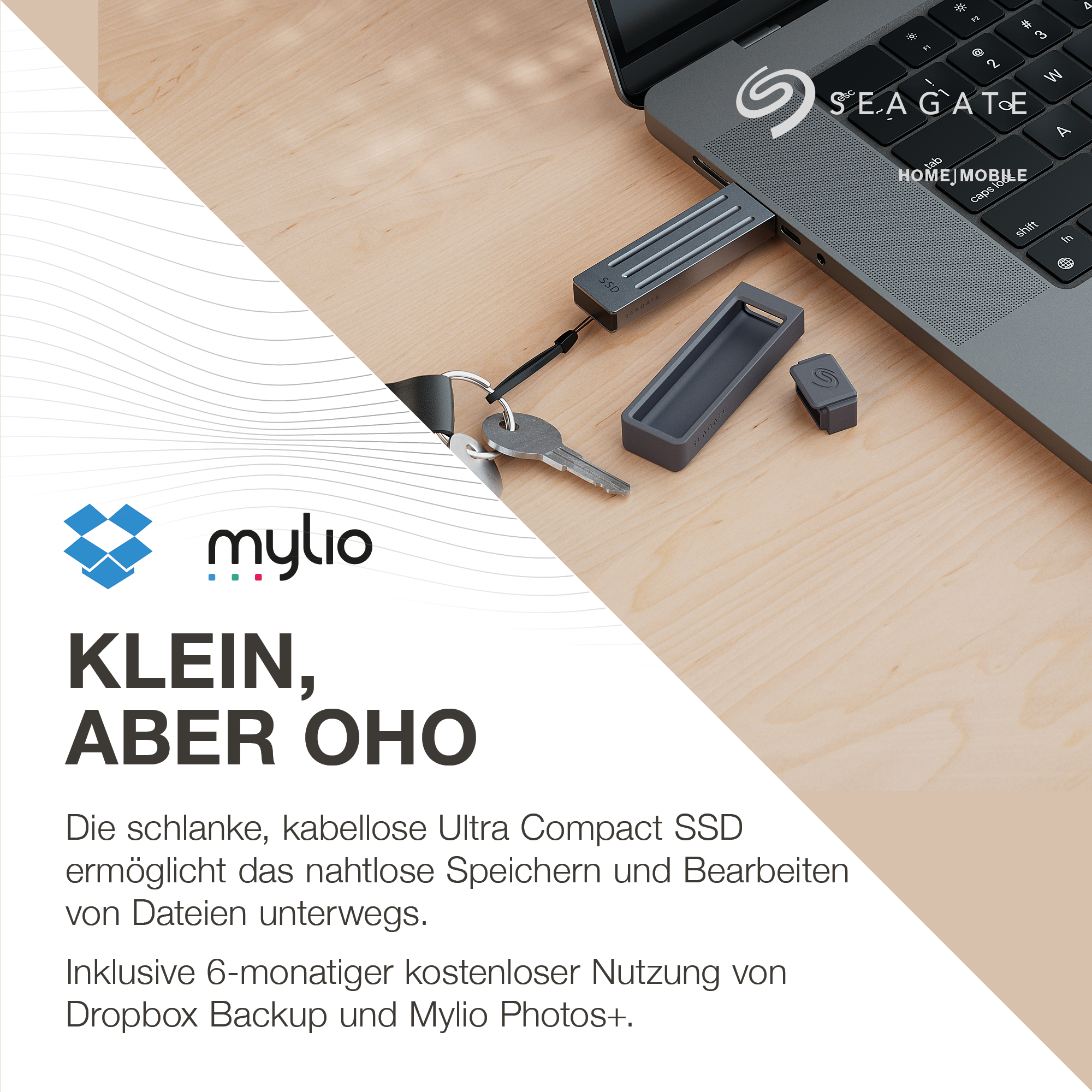 Ein Laptop mit eingestecktem USB-Stick, Schlüsseln und einer Hülle, mit Text.