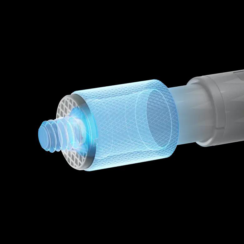 Ein durchsichtiges Filterelement, blau beleuchtet. Isoliert auf schwarzem Hintergrund.