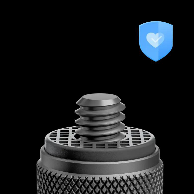 Nahaufnahme einer Metallschraube mit einem Schutzschildsymbol im Hintergrund.