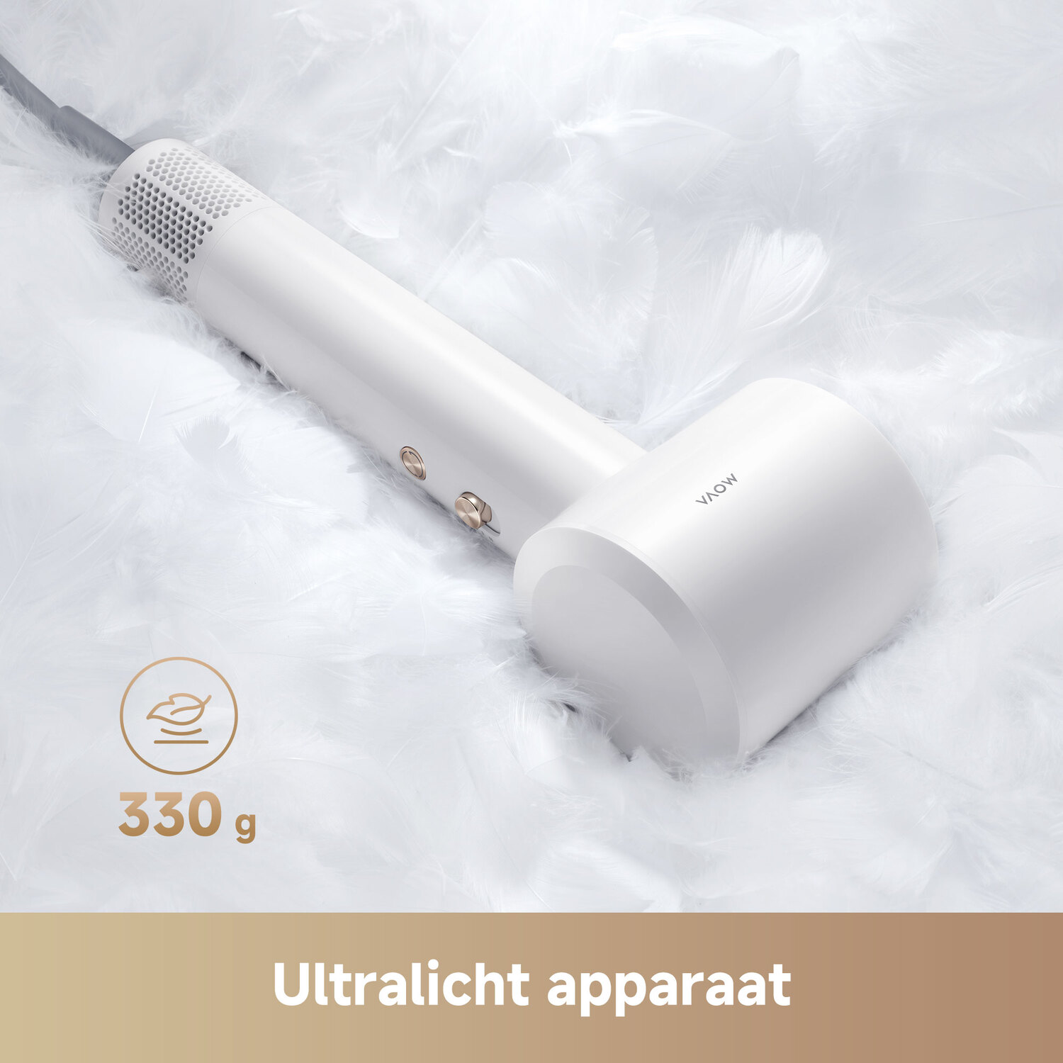 Witte föhn met gouden accenten op witte veren, toont 330g gewicht.