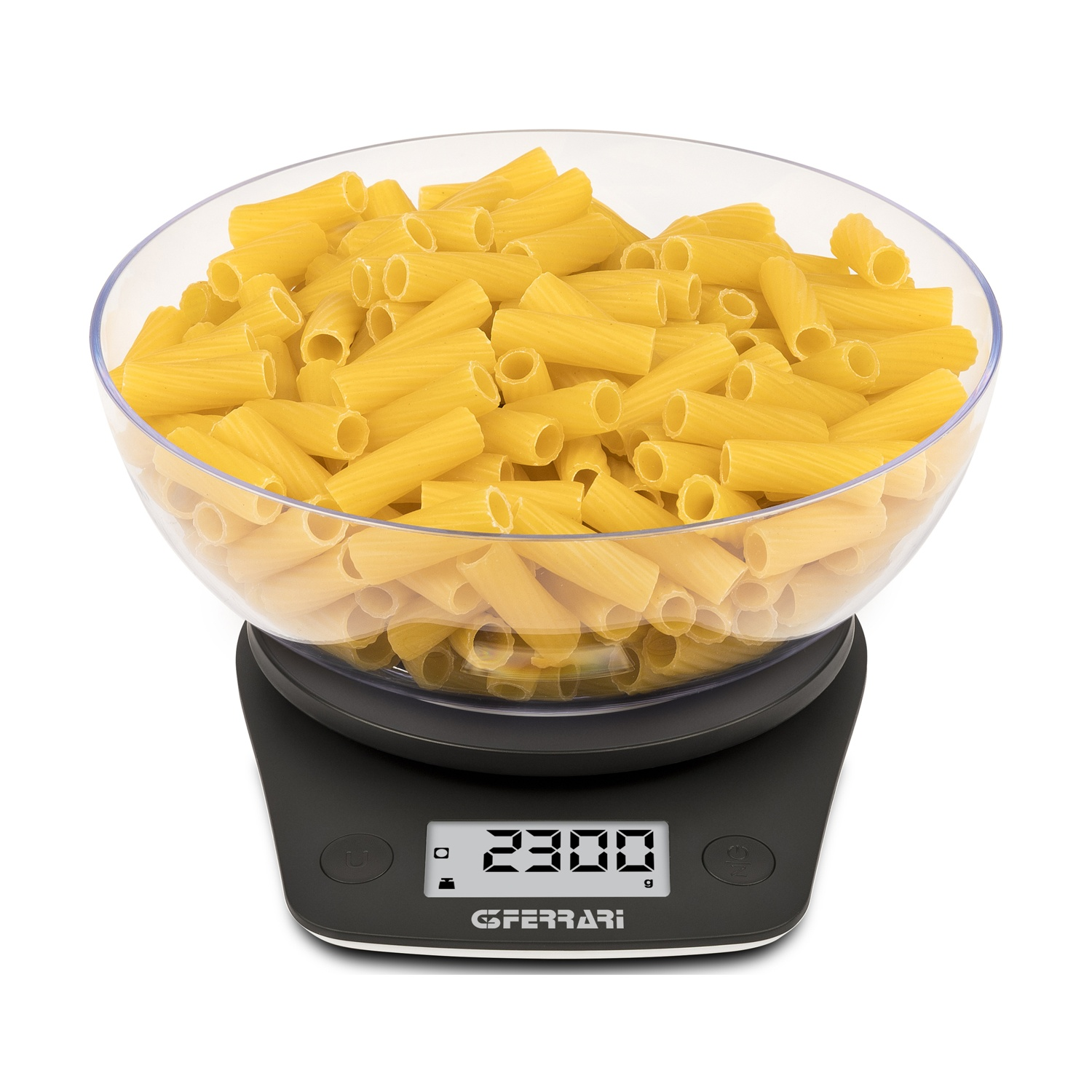 Una ciotola di pasta rigatoni su una bilancia digitale nera. Il display mostra 2300 grammi.