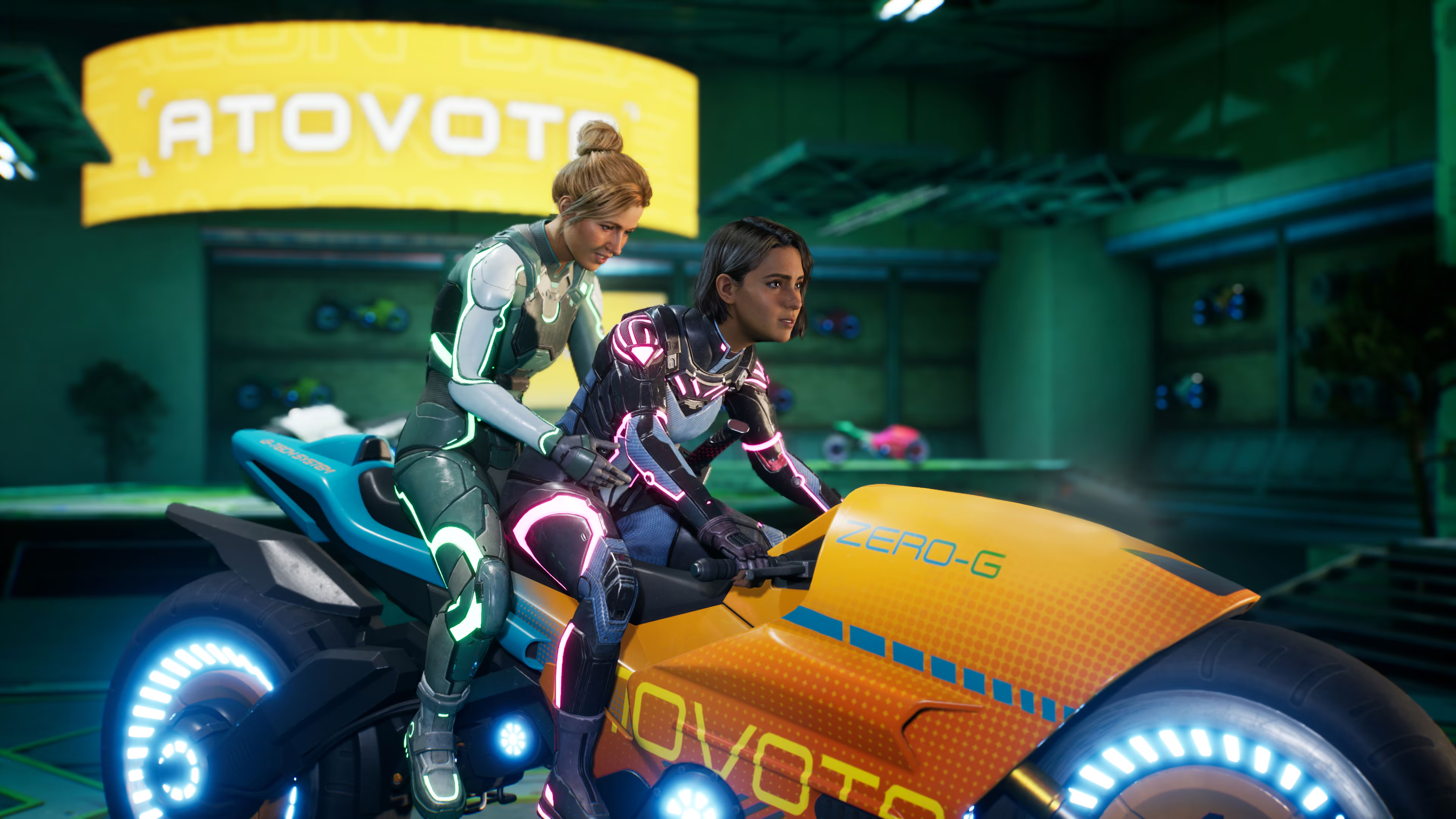 Zwei Frauen auf einem futuristischen Motorrad. Eine fährt, die andere sitzt hinter ihr.