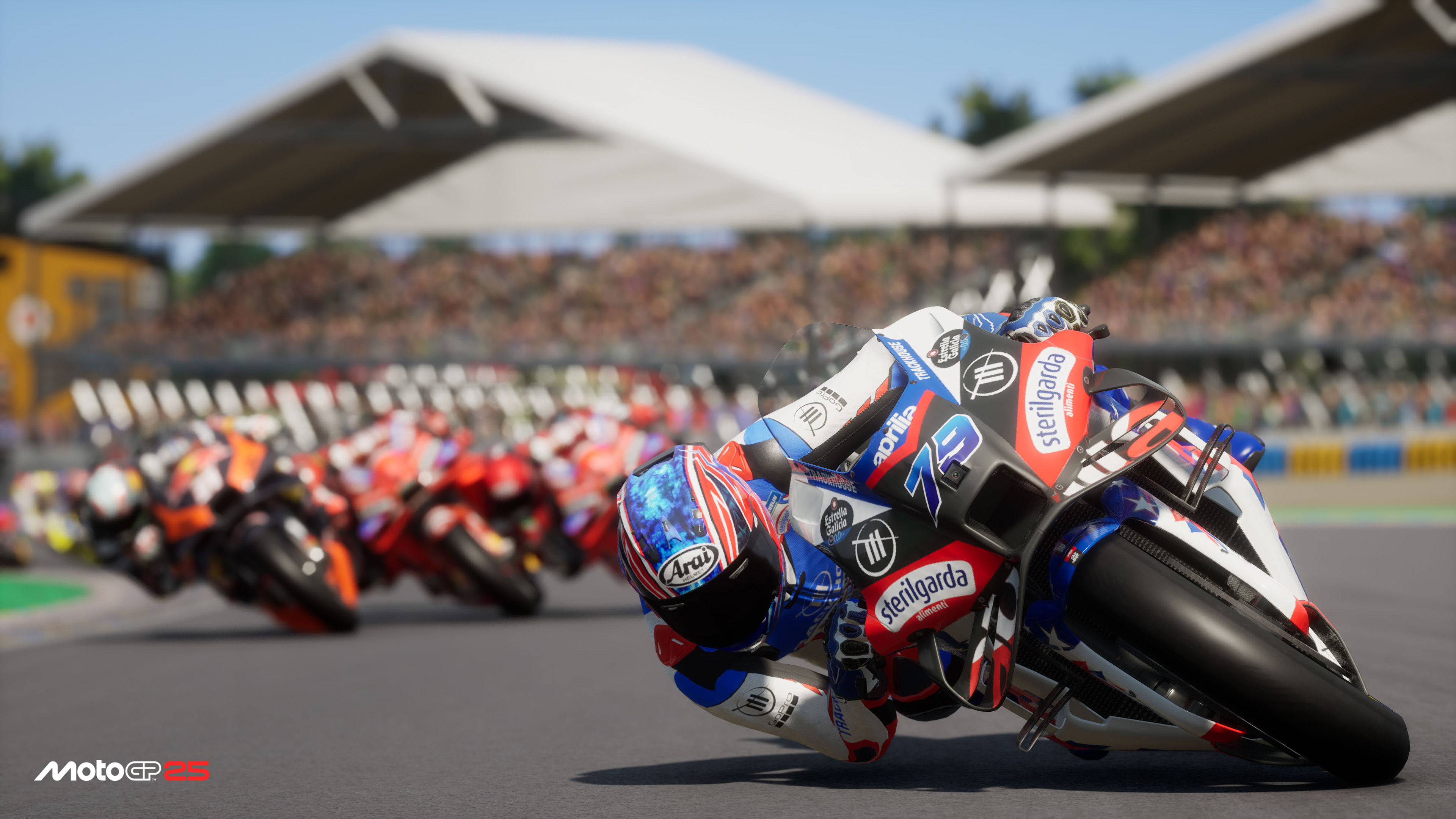 Motorradrennen mit Fahrern, die sich in Kurven neigen, verschwommenem Hintergrund und MotoGP-Logo.