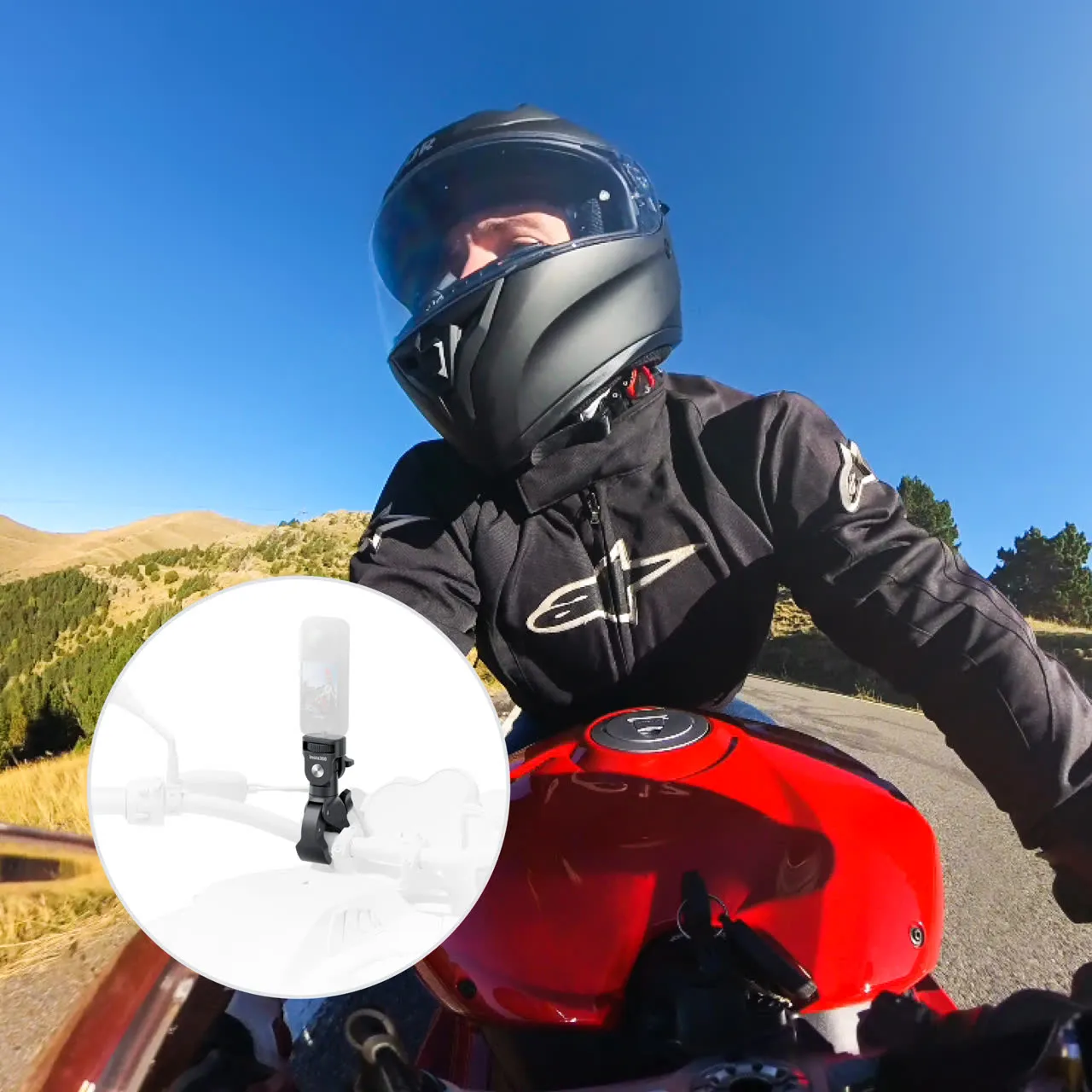Person auf einem Motorrad mit Helm, fährt auf einer kurvenreichen Straße mit Bergen im Hintergrund.