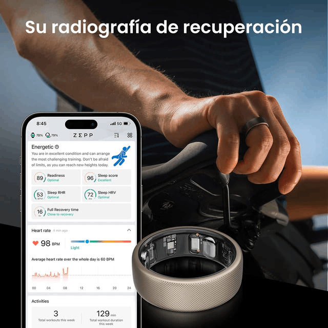Mano de hombre con anillo, sosteniendo teléfono con datos de salud, con dispositivo de anillo.