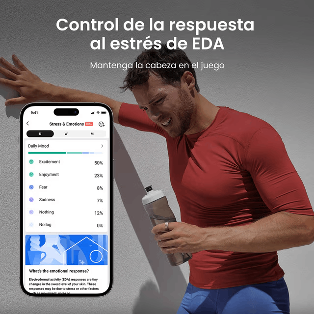 Hombre con camisa roja sosteniendo una botella de agua, mirando un teléfono que muestra datos de estrés/emoción.