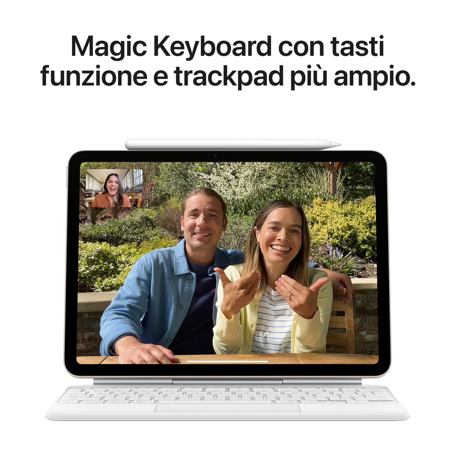 Tablet con tastiera e persone sullo schermo in videochiamata. Matita sopra. Tastiera bianca su un tavolo.