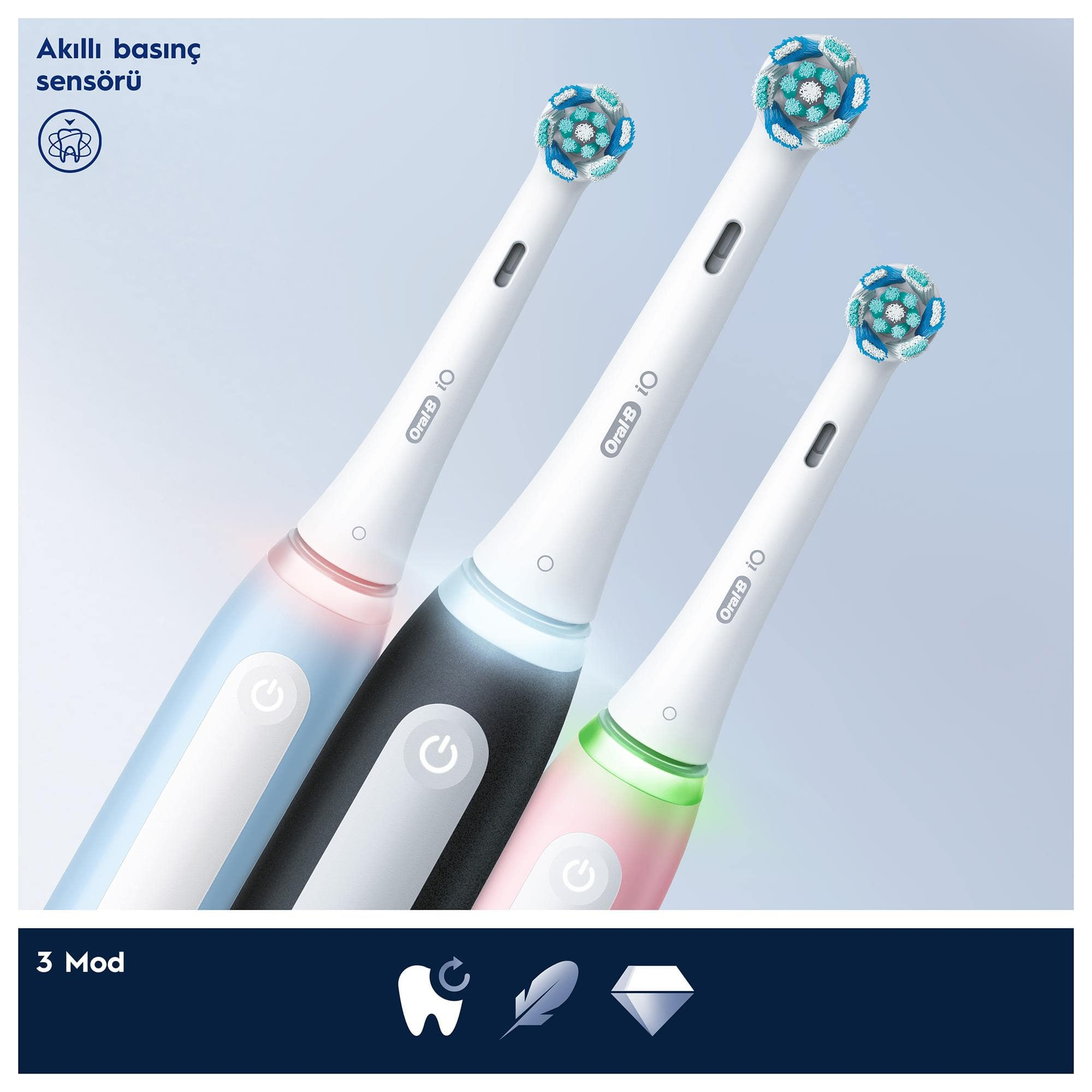 Üç farklı renkte Oral-B iO elektrikli diş fırçası, aydınlatmalı güç düğmeleri ve fırça başlıkları ile.