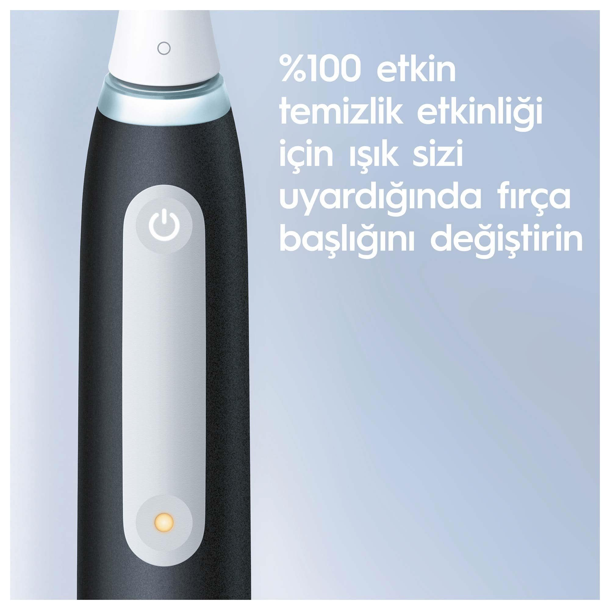 Açma/kapama düğmesi ve turuncu ışığı olan siyah beyaz bir diş fırçası. Arka planda metin.