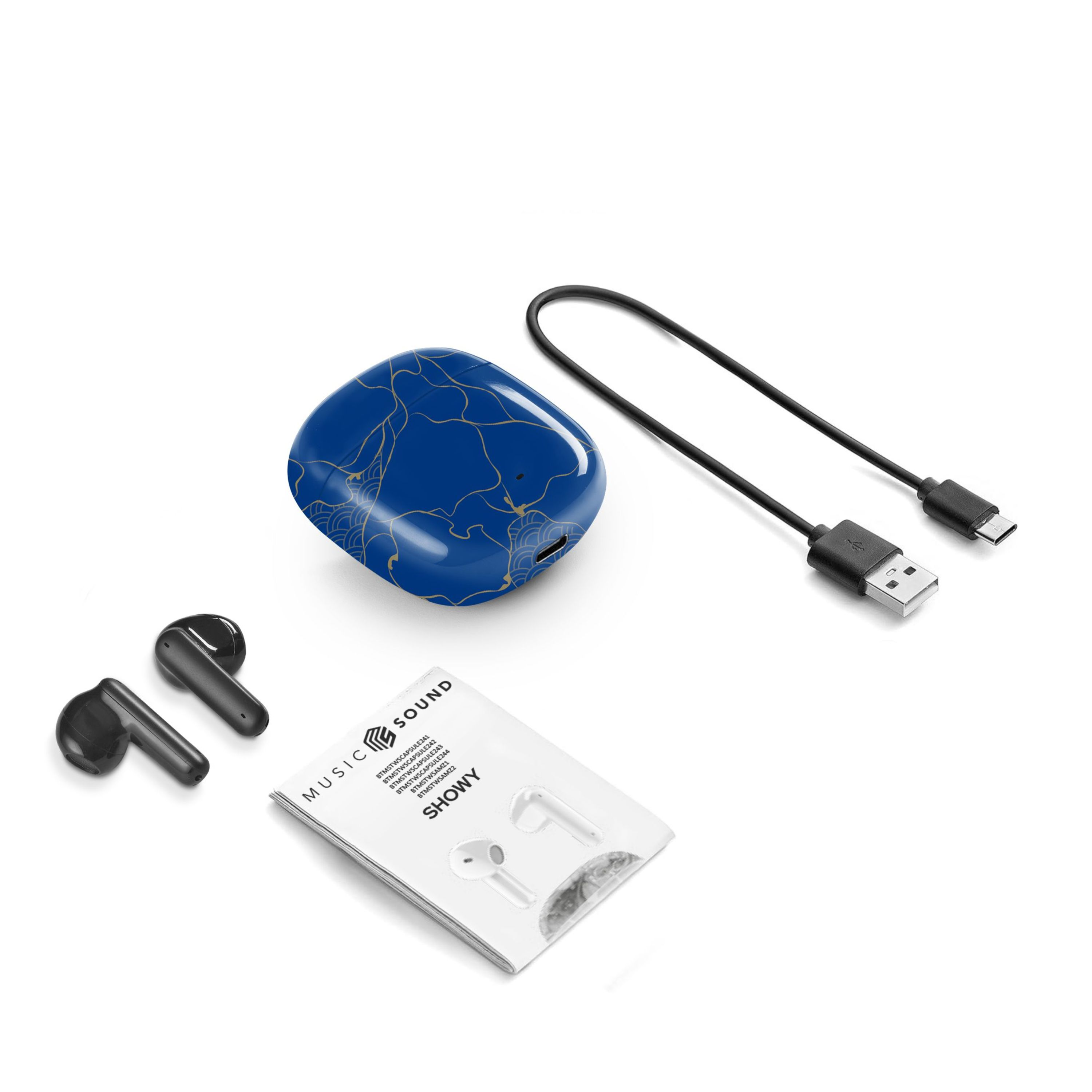 Mavi ve altın rengi bir kulaklık şarj kutusu, iki siyah kulaklık ve bir USB kablosu. Yan tarafta beyaz bir kart.