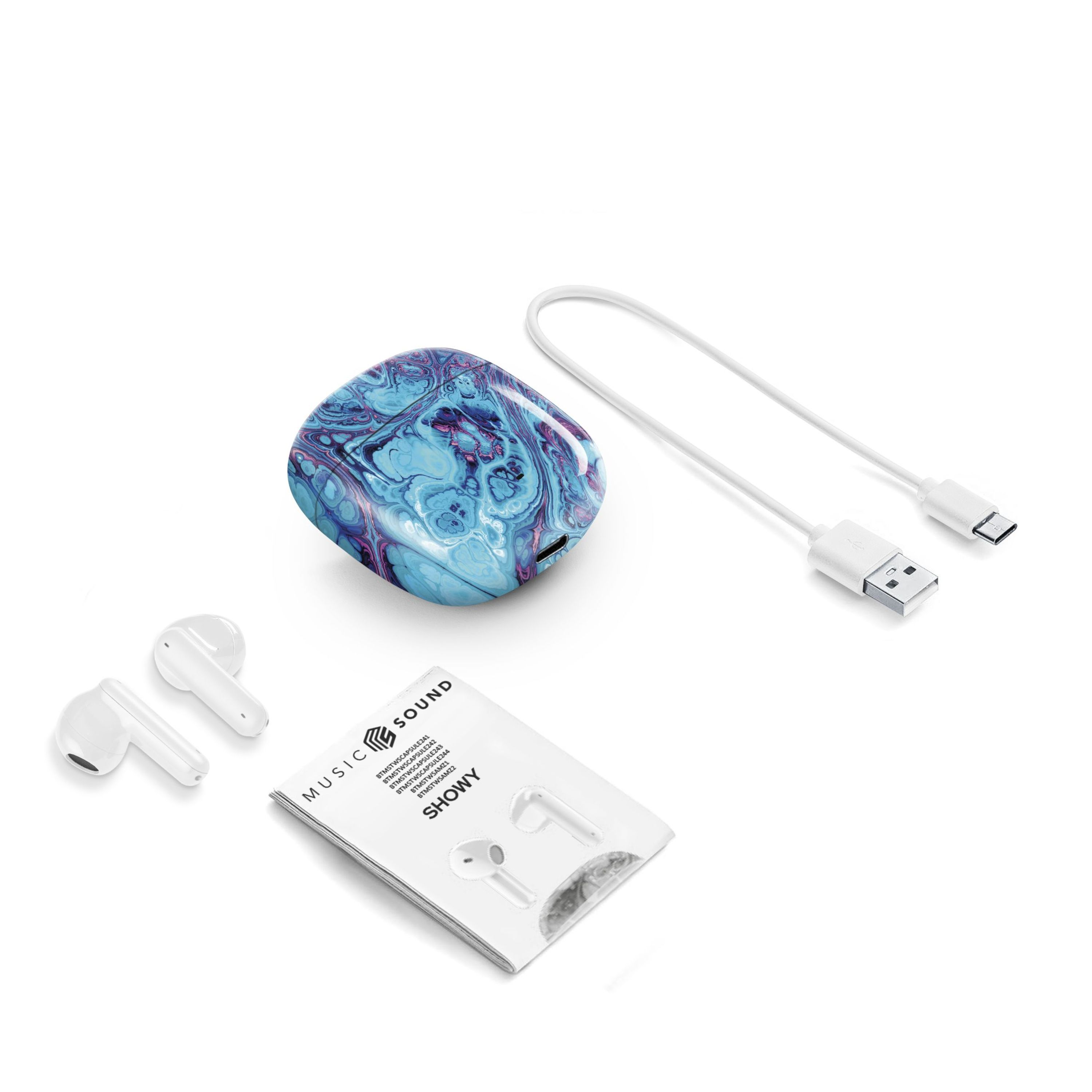 Beyaz zemin üzerinde kulaklıklar, şarj kutusu ve USB kablosu. Kutu mavi ve beyaz mermer desenli.