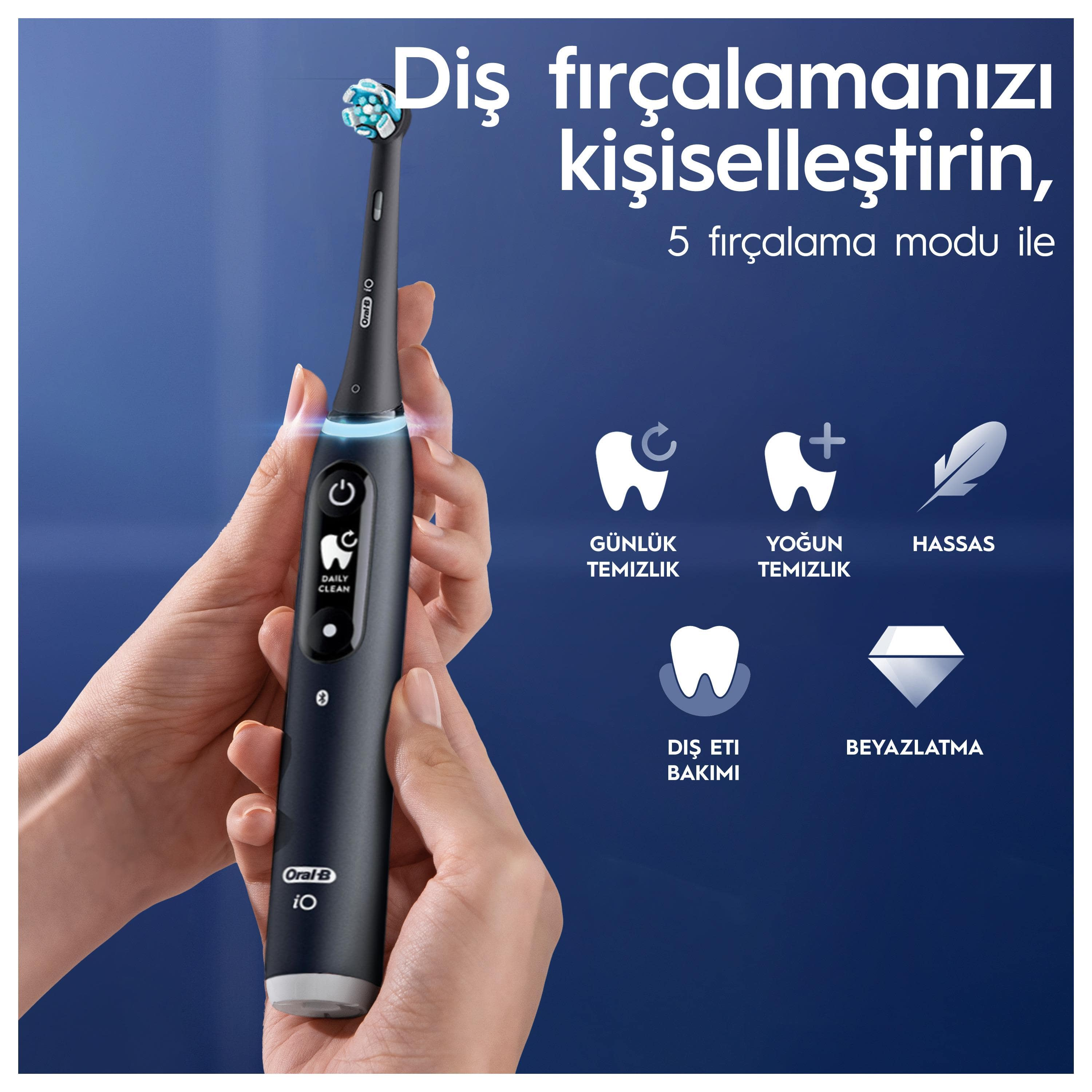 Bir el, siyah bir elektrikli diş fırçasını tutuyor. Diş fırçasının üzerinde mavi bir ışık var.