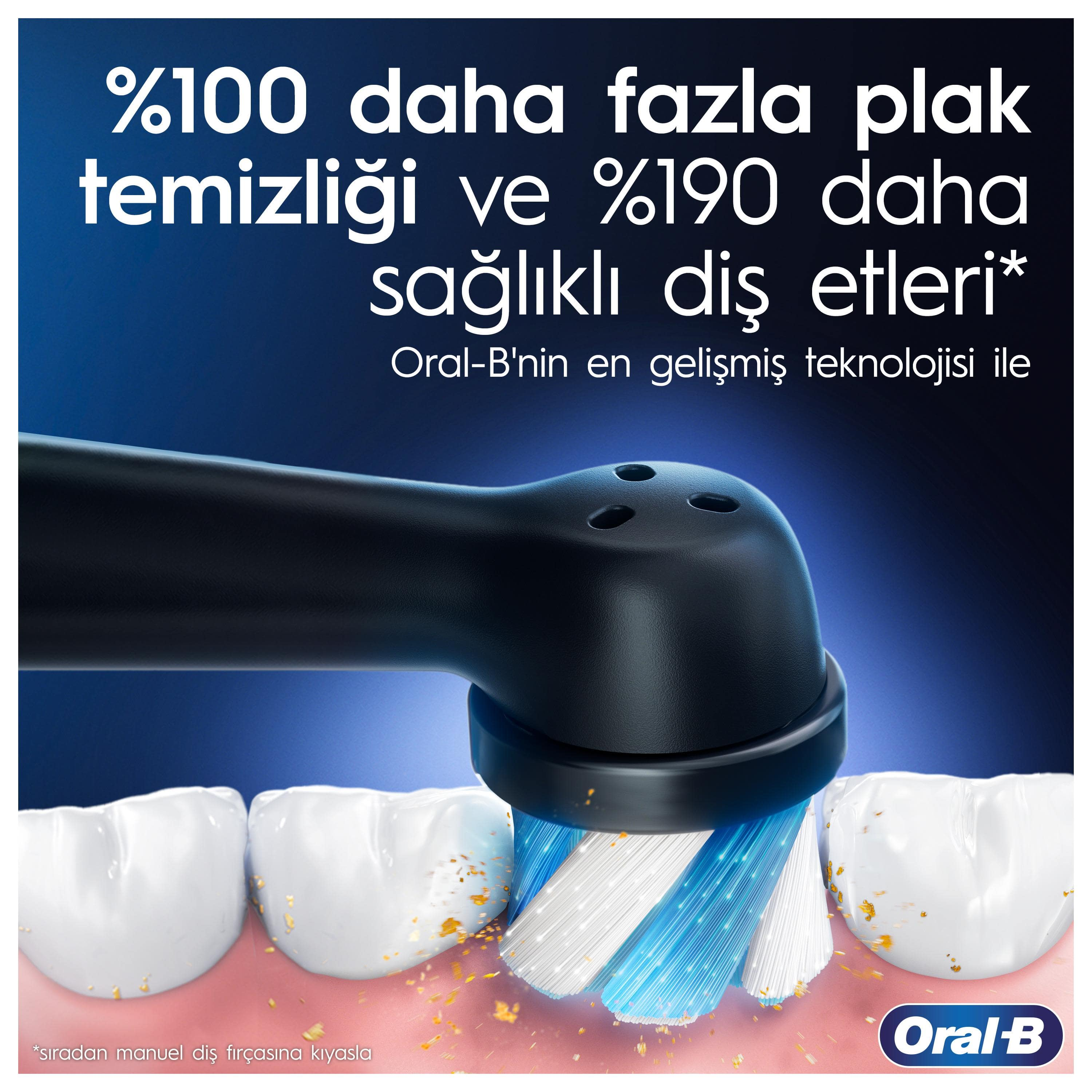 Elektrikli diş fırçası dişleri temizler. Fırça başlığı dişlerin üzerinde, temizlik parçacıklarıyla.