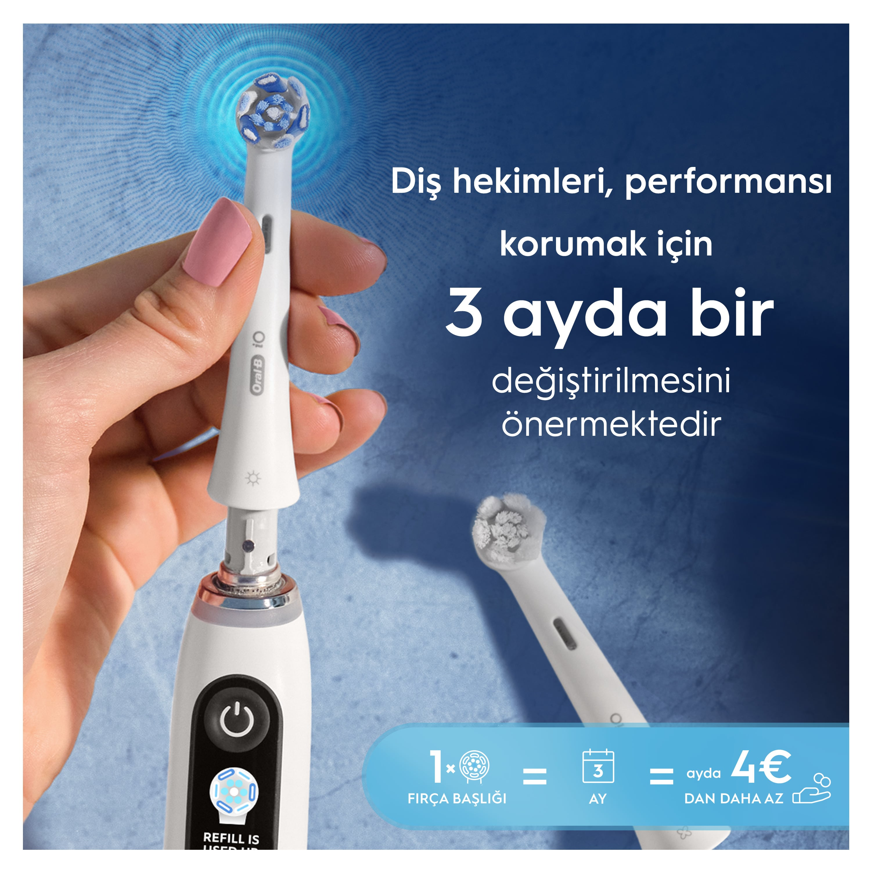 Bir kişi, fırça başlığını yenisiyle değiştirerek bir diş fırçası tutuyor.