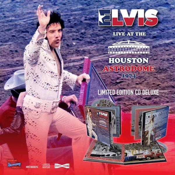Elvis winkt auf der Bühne, in einem weißen Paillettenanzug. Hintergrund ist ein Konzertplakat aus Houston.